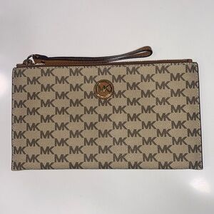 Michael Kors Aspen Jet Set Zipper‎ Clutch Wristlet